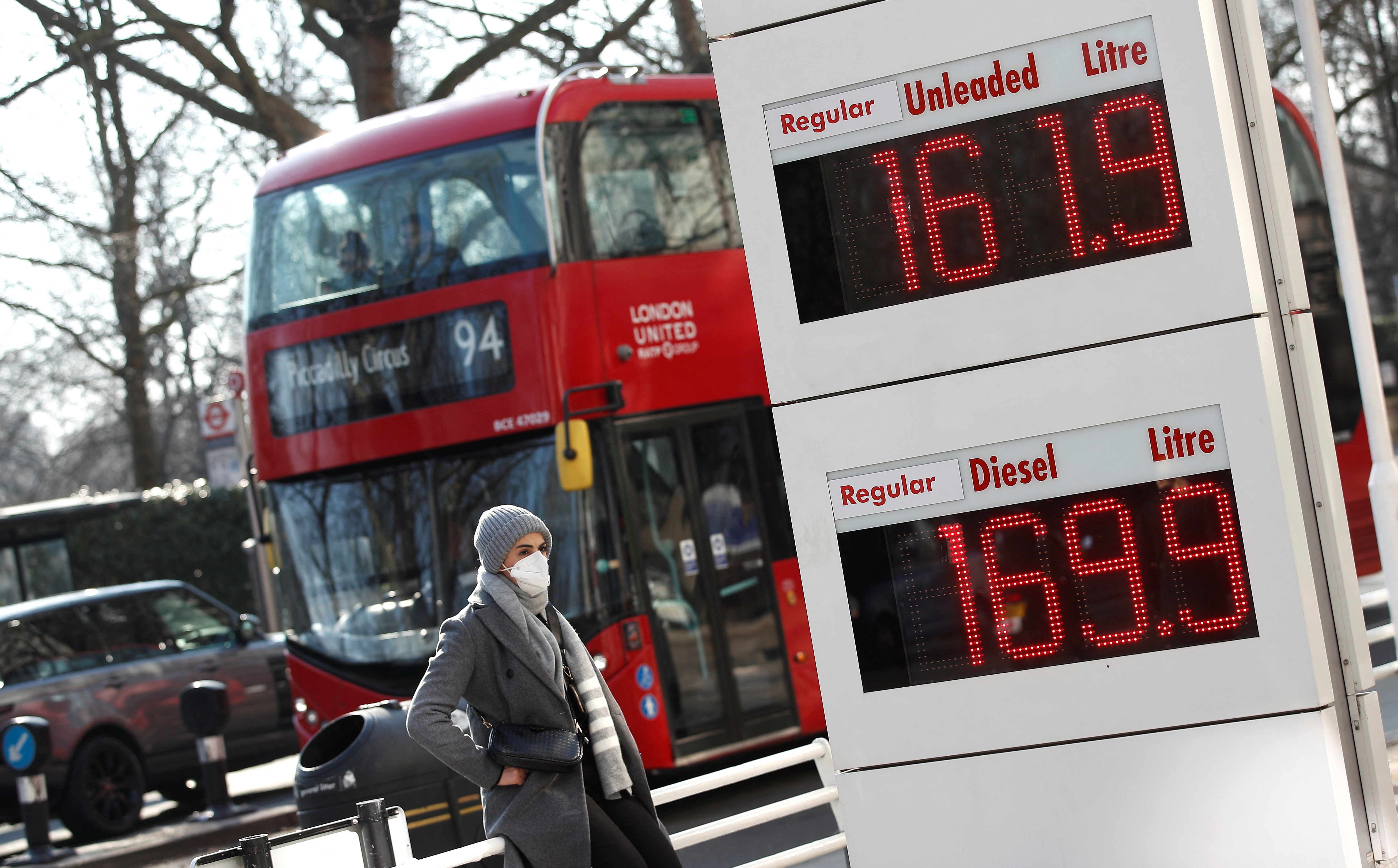 image UK inflation hits 30-year high of 6.2% as Sunak readies response