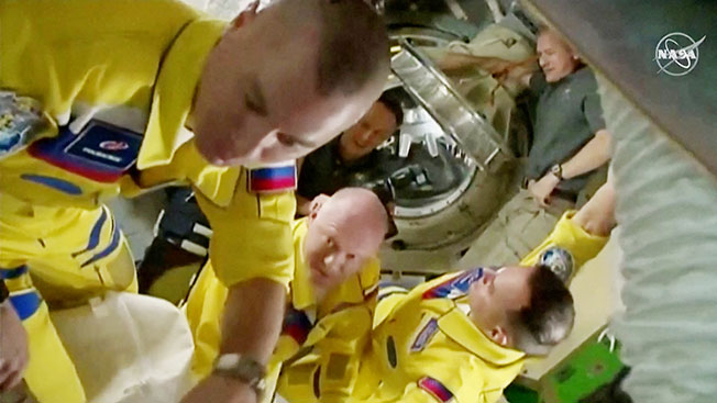 cover Russia ridicules idea that cosmonauts wore yellow in support of Ukraine