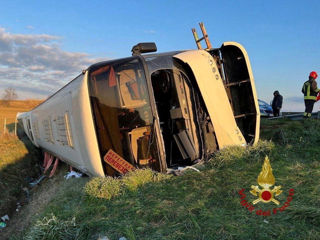 image Bus carrying dozens of Ukrainians overturns in Italy, one woman dead