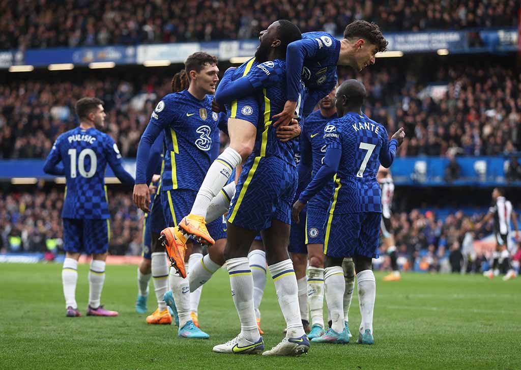 image Chelsea, hit by Abramovich sanctions, strike late to sink Newcastle