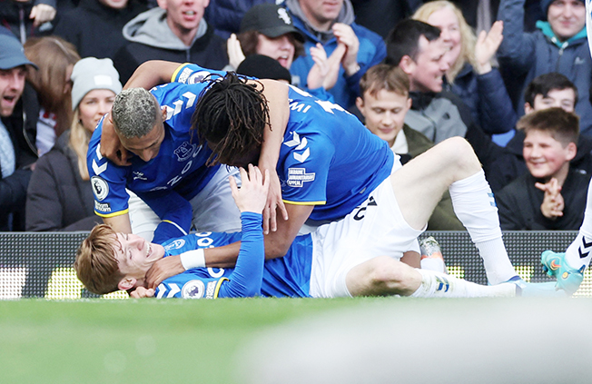 cover Everton boost survival hopes with win over woeful Man Utd
