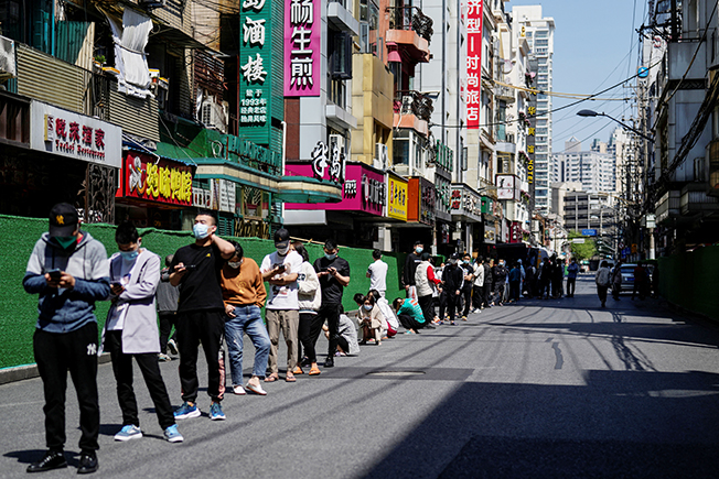image Shanghai urges cooperation with COVID tests amid rising scepticism