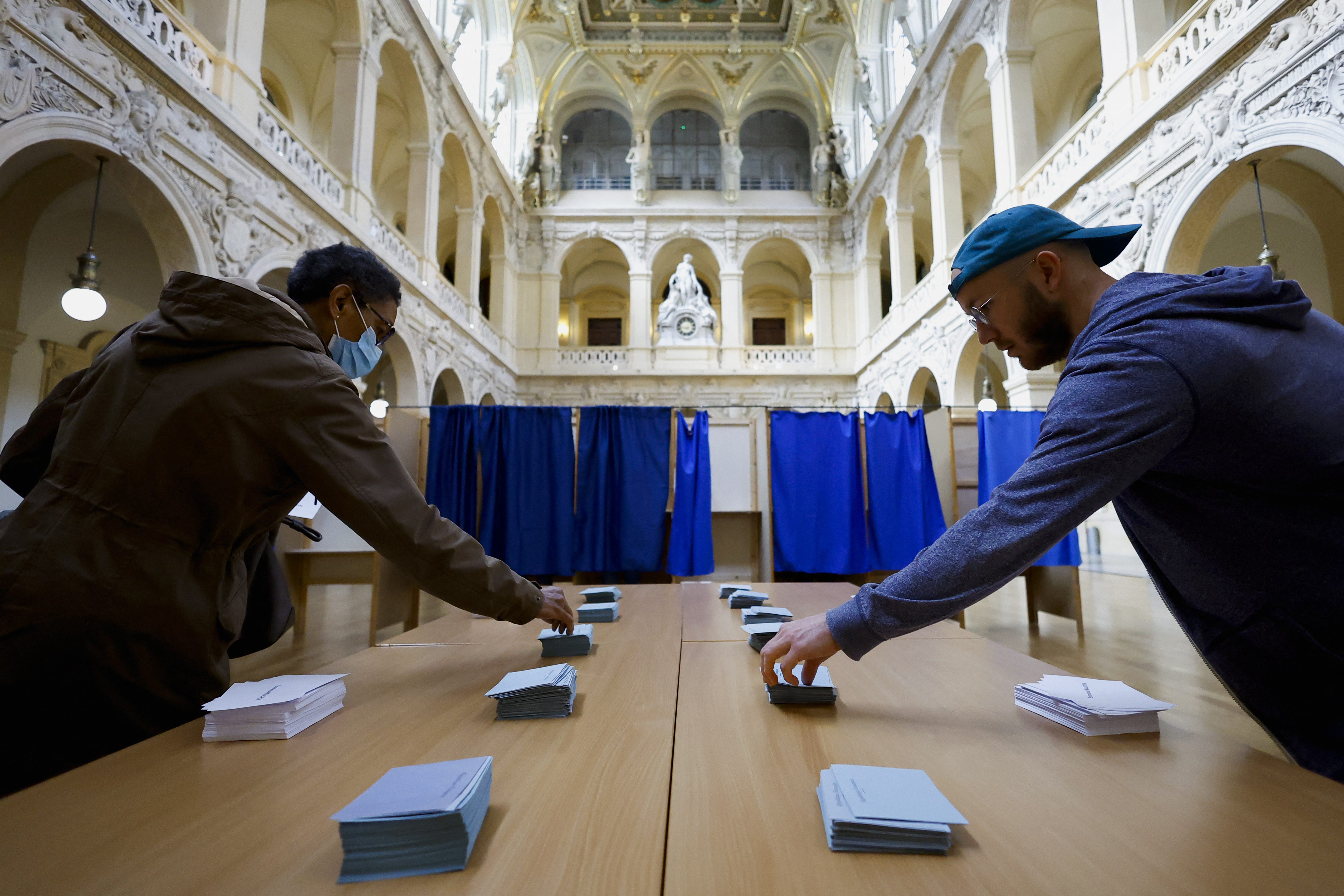 image France faces stark choice for president as voters go to the polls (Update 1)