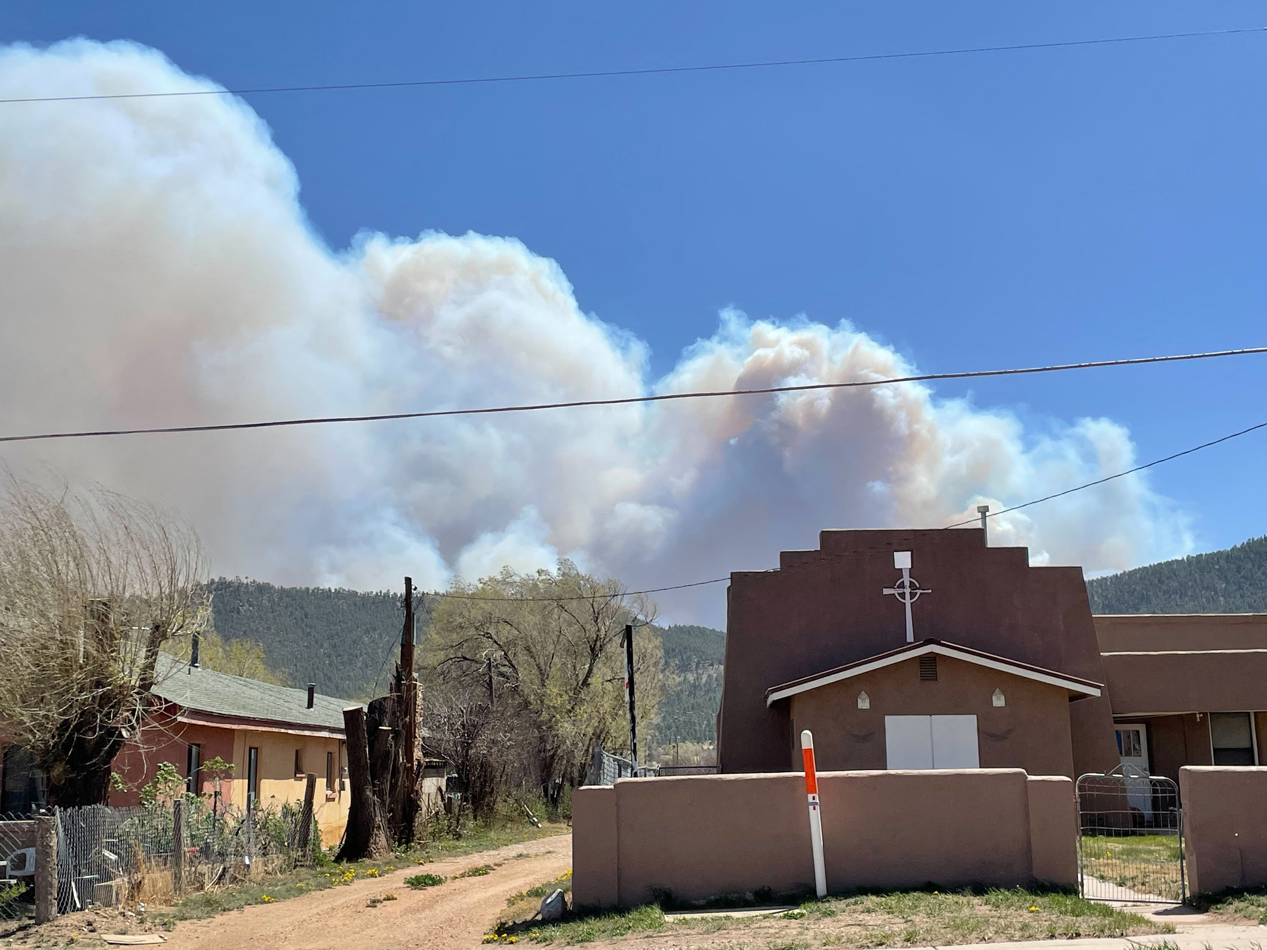 image Largest U.S. wildfire rages out of control in New Mexico