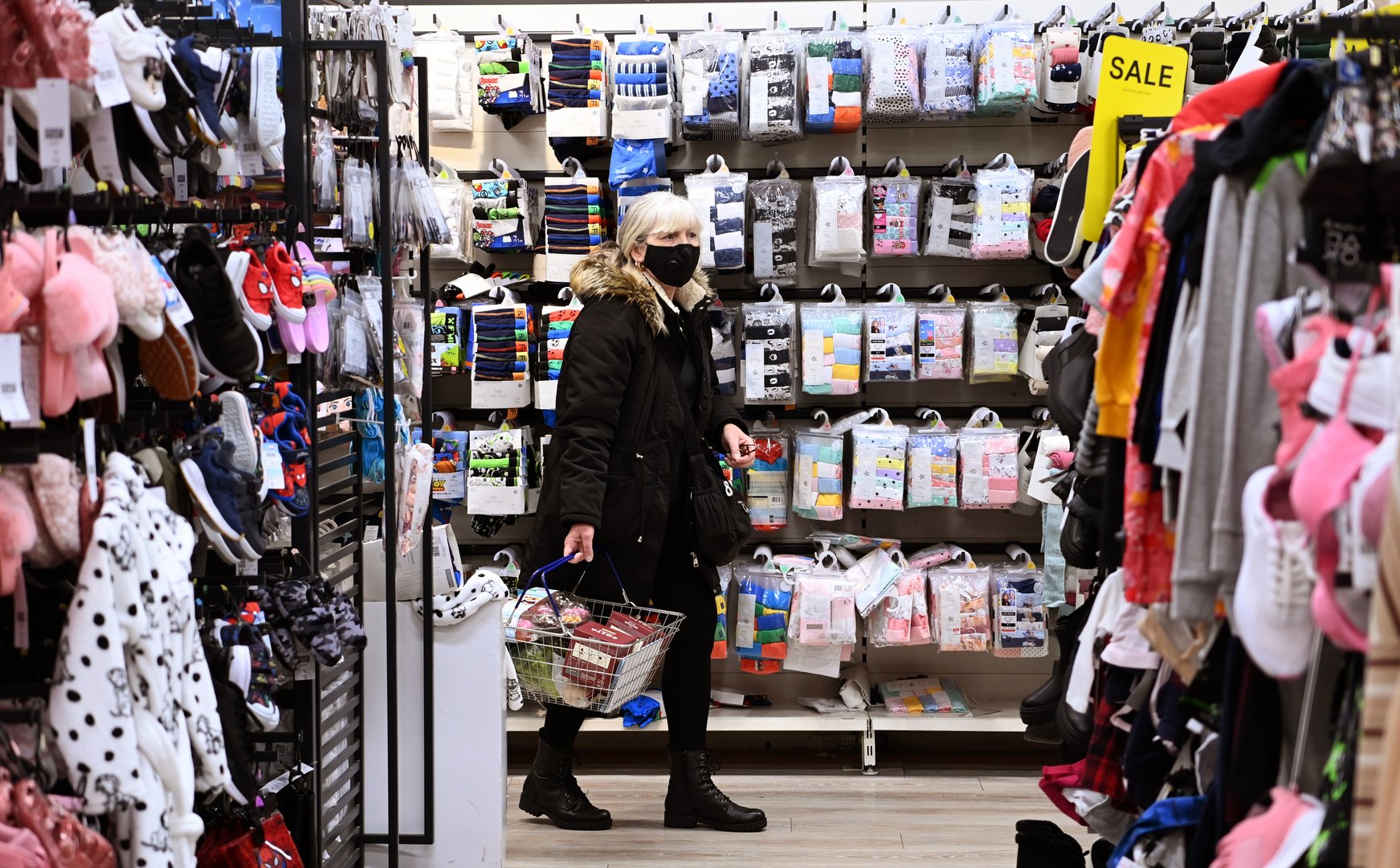 cover UK consumers slash spending in face of soaring living costs