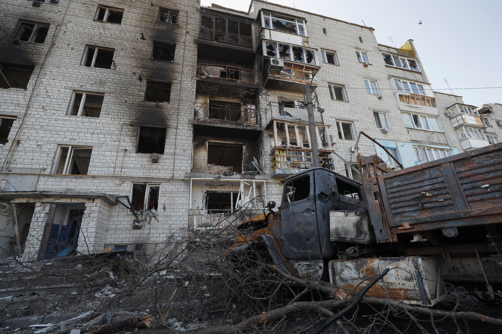 cover Ukraine bombs Russian forces in the south, missiles hit near Kyiv