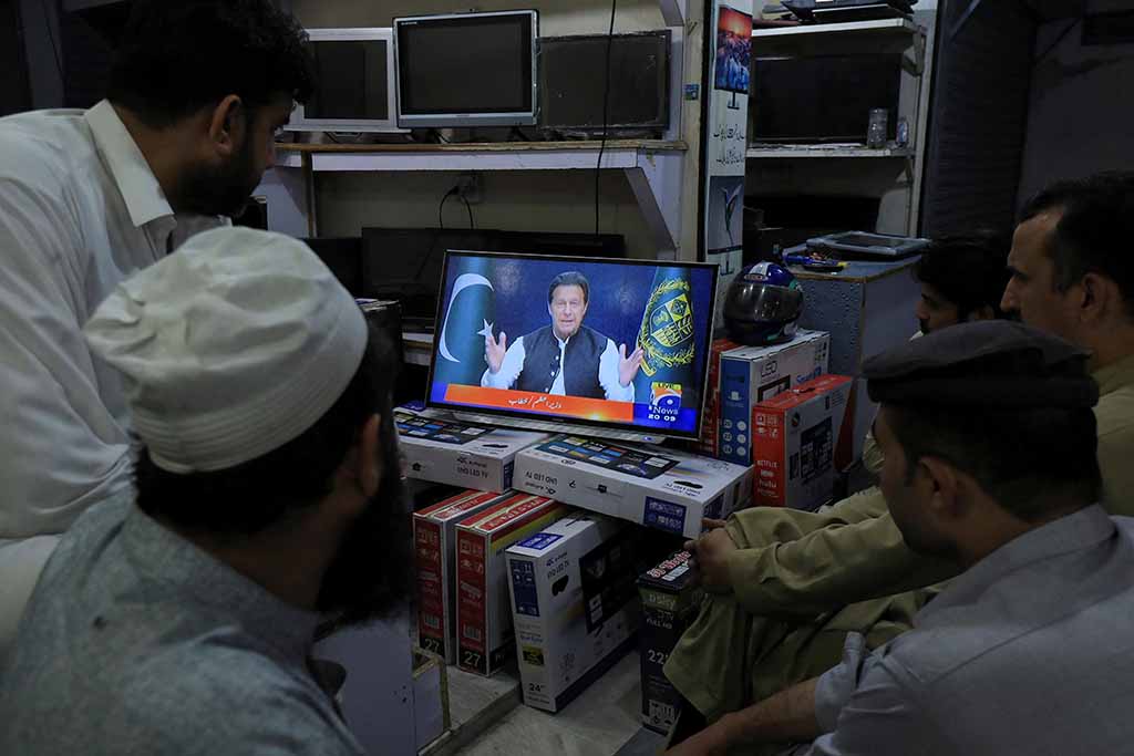 image Pakistan PM Khan avoids ouster move but uncertainty builds