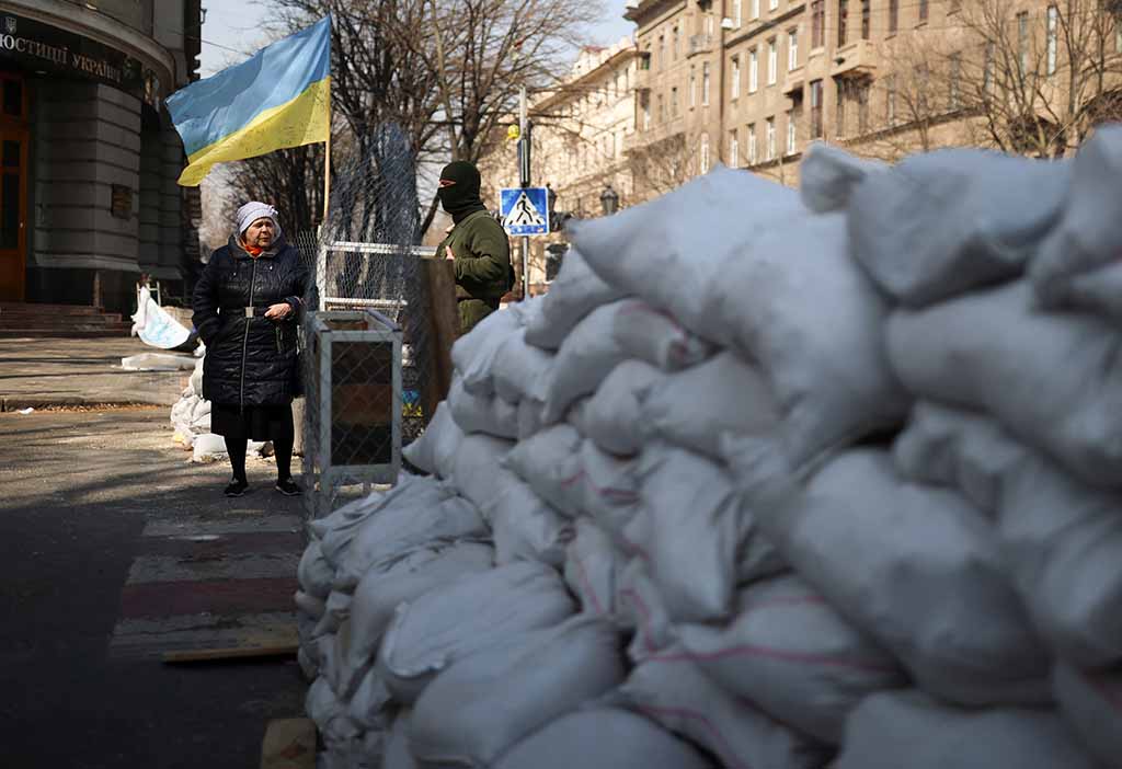 cover Missiles hit &#8216;critical infrastructure&#8217; in Odesa, Greek FM heads humanitarian mission