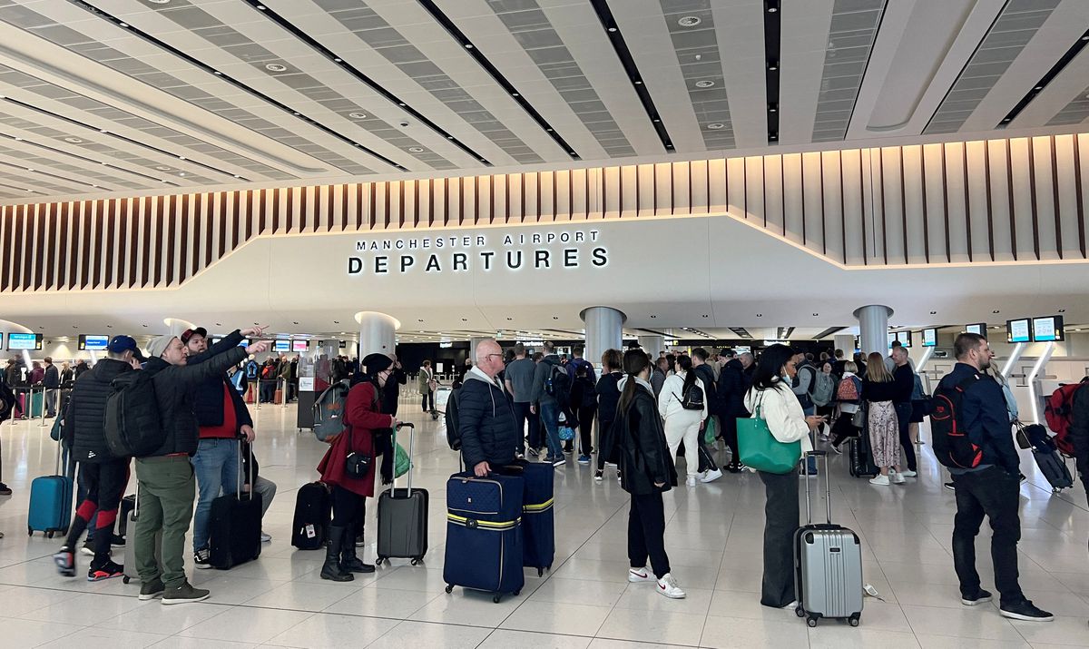 image Airport delays will hit aviation recovery, UK regulator warns