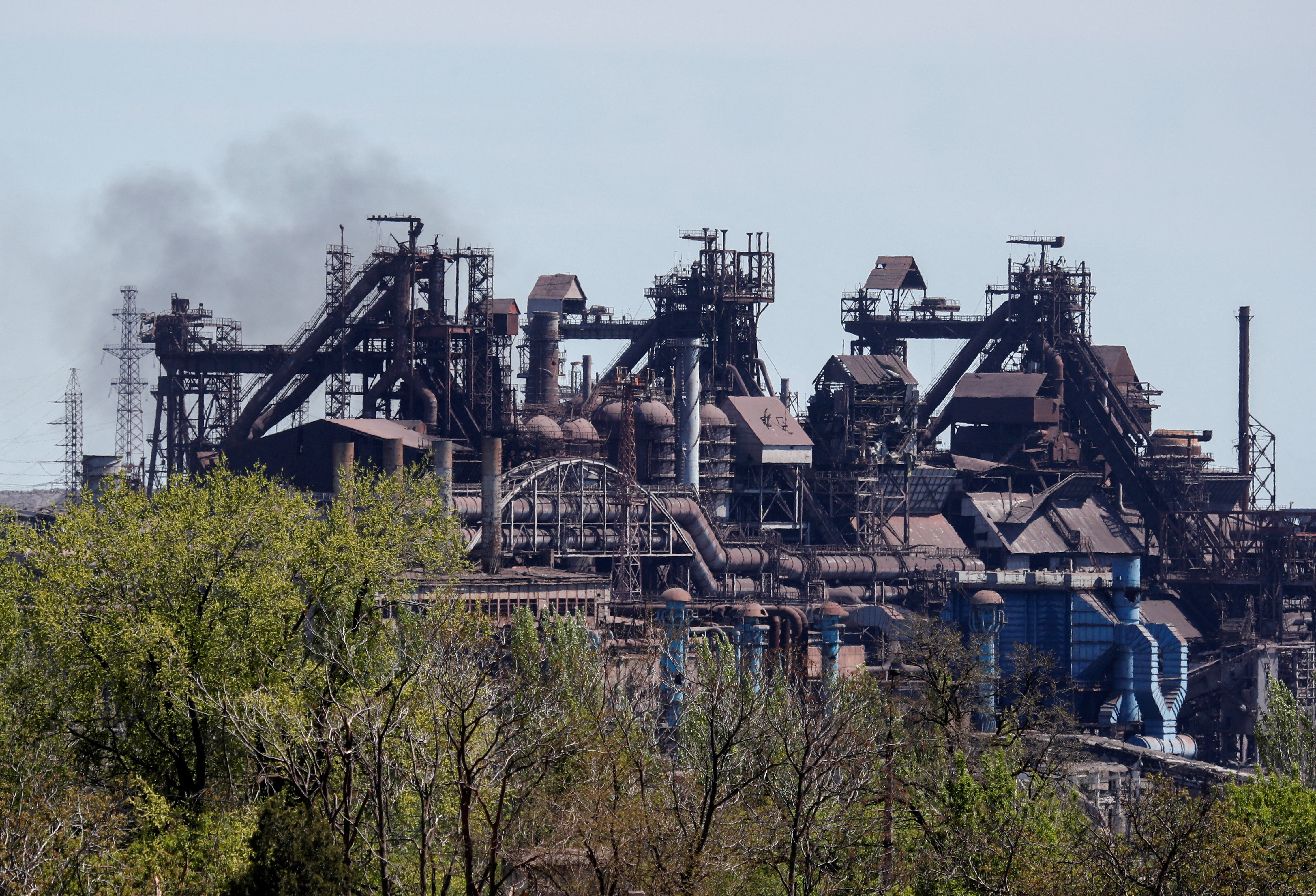 image Ukraine says Russia pounding Mariupol steel works, mayor&#8217;s aide says 100 civilians remain