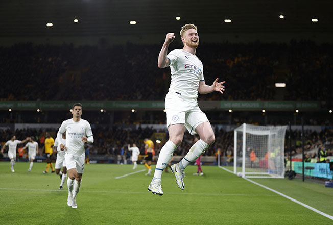 image Dazzling De Bruyne propels City closer to Premier League title