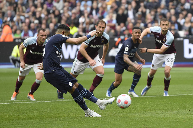 image Premier League title race goes to wire as Man City held