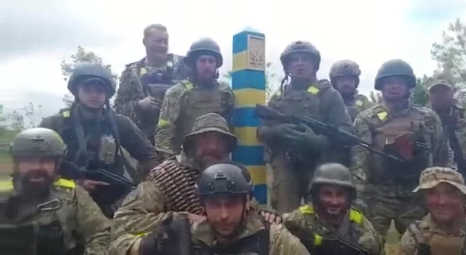 ukrainian troops stand at the ukraine russia border in what was said to be the kharkiv region