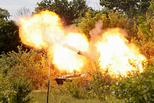 a howitzer of pro russian troops fires in the luhansk region