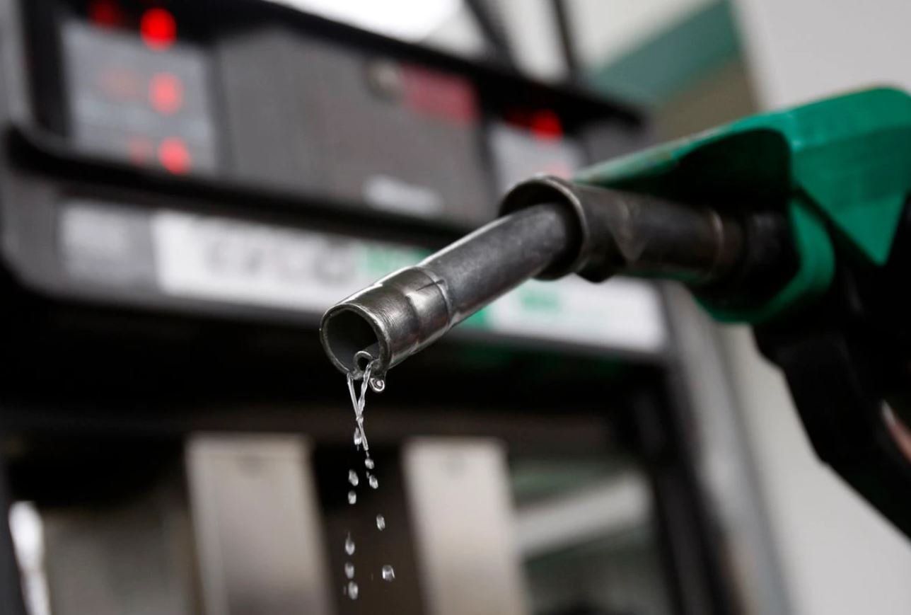 image Oil prices fall about 3 per cent on recession worries
