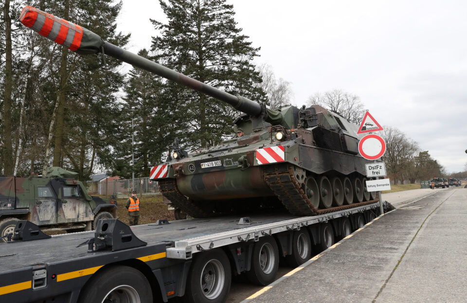 german army sends self propelled howitzers to reinforce troops in lithuania