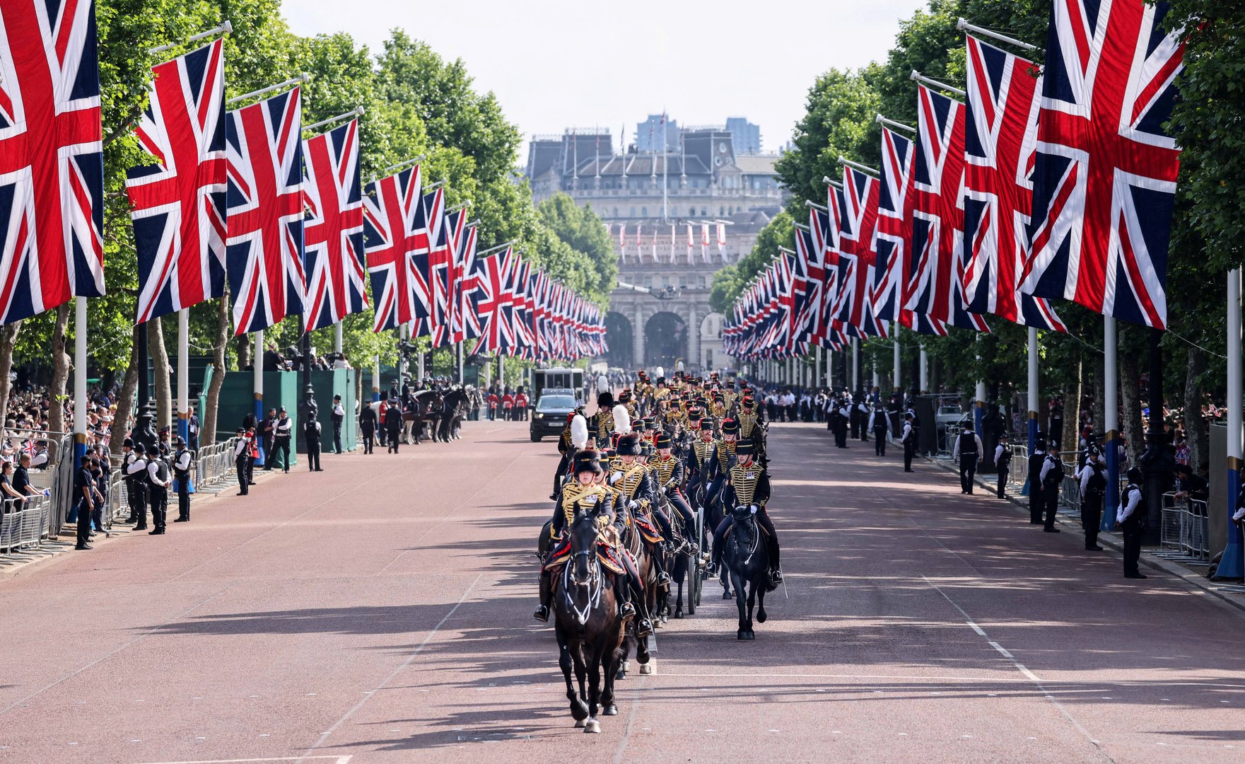 image Thousands gather to salute Queen Elizabeth as Platinum Jubilee celebrations begin