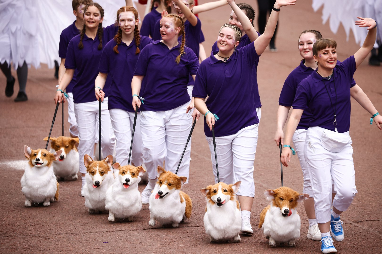 image Queen Elizabeth&#8217;s Jubilee celebrations end with pageant through London