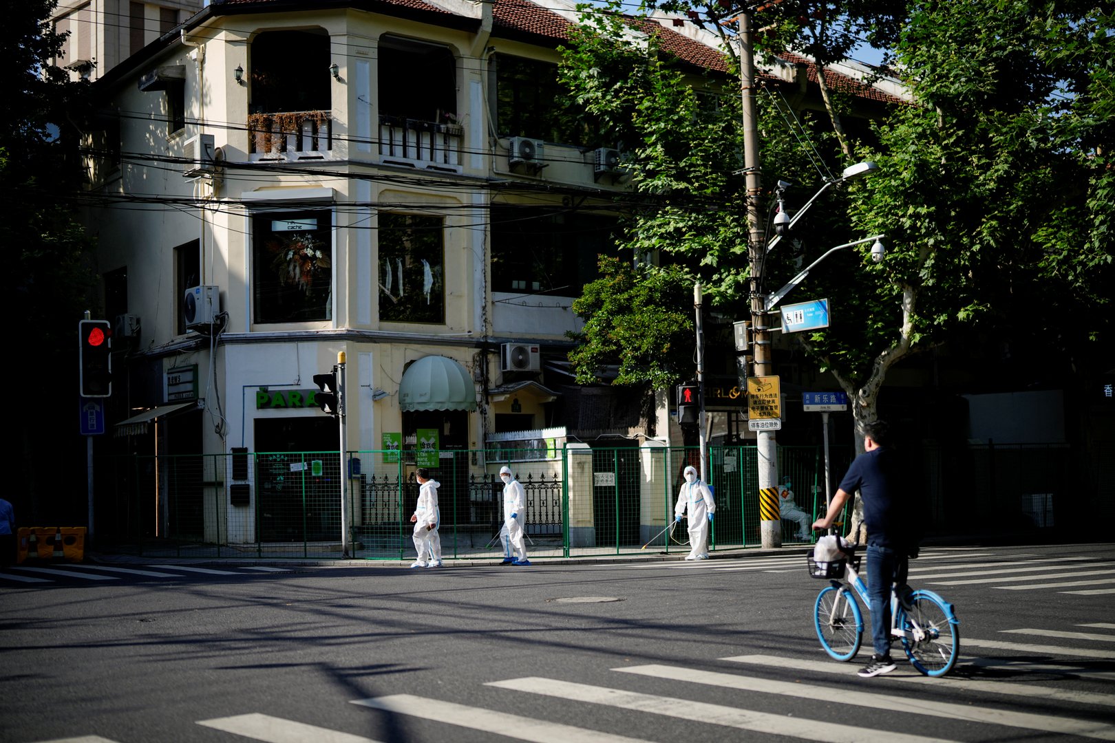 cover Parts of Shanghai return to lockdown, Beijing district shuts entertainment venues