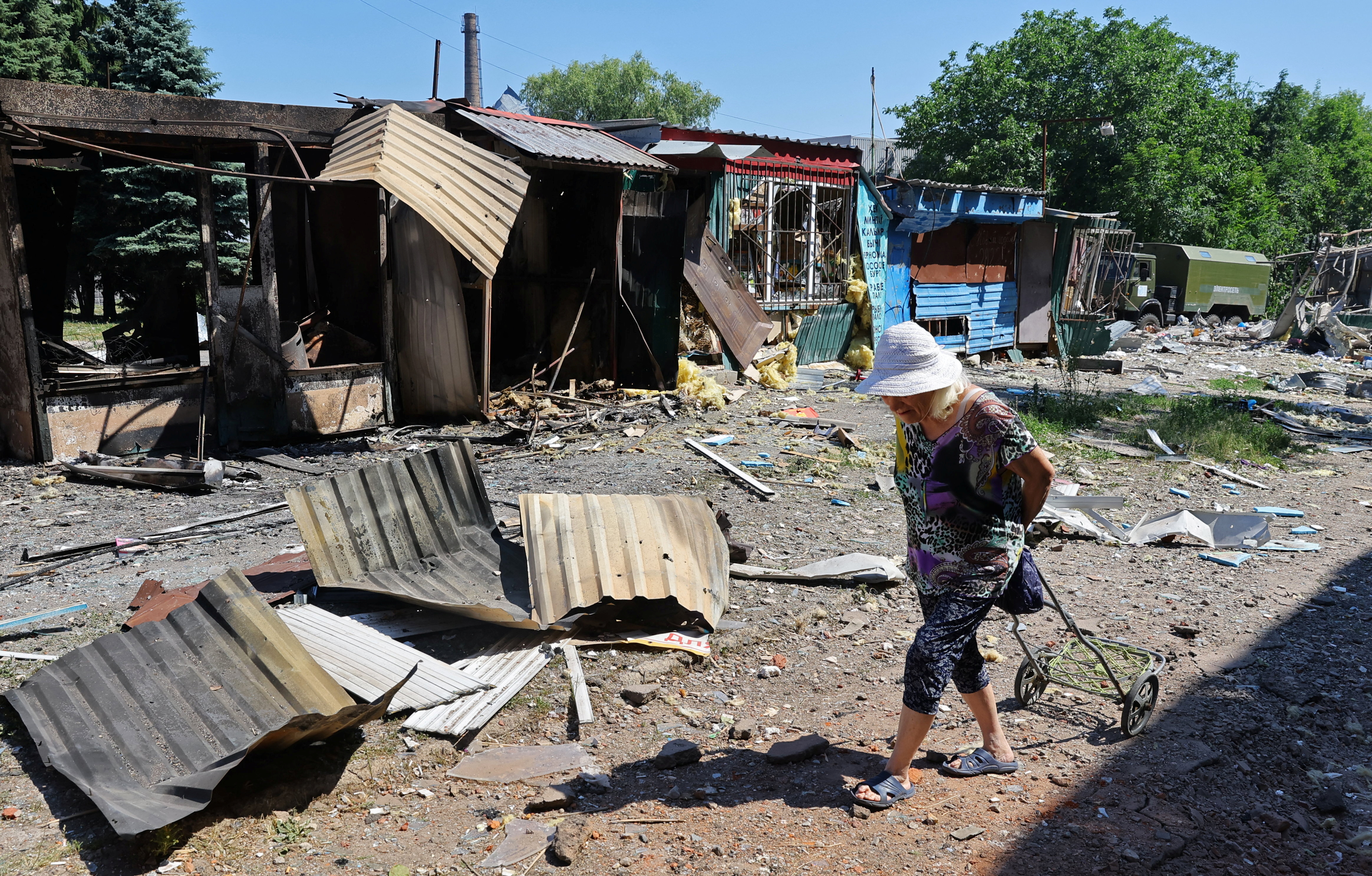 image Russia says eastern attack is going well, strikes Ukraine with missiles