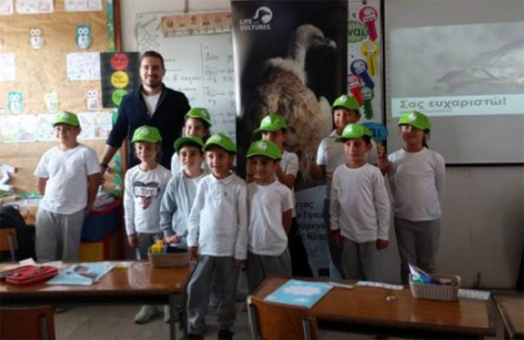 feature bouli children learning about the vultures