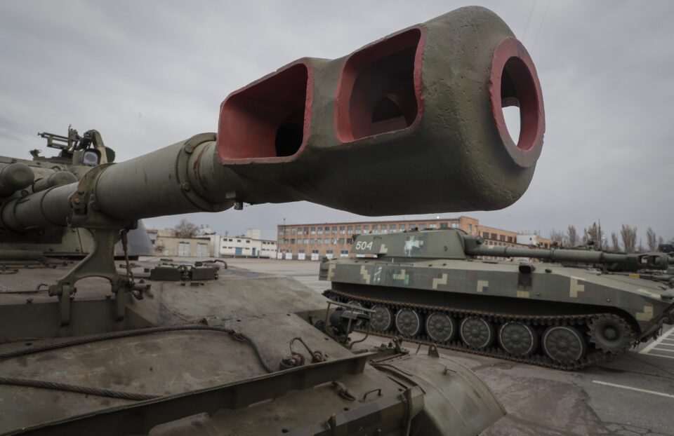 us and uk supply military weapons to ukraine