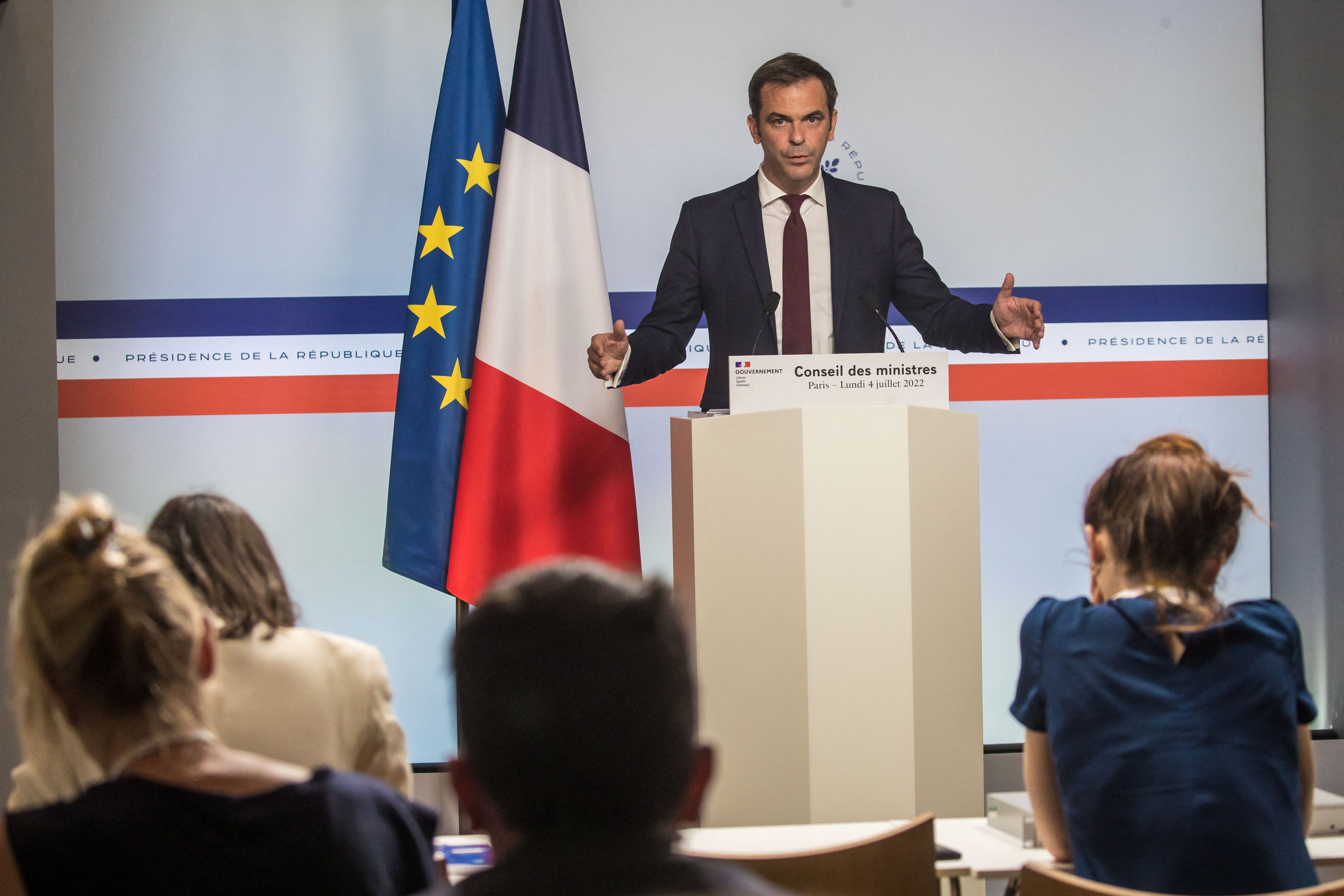 image &#8216;Hang in there&#8217;, Macron tells ministers in minority government (Update)