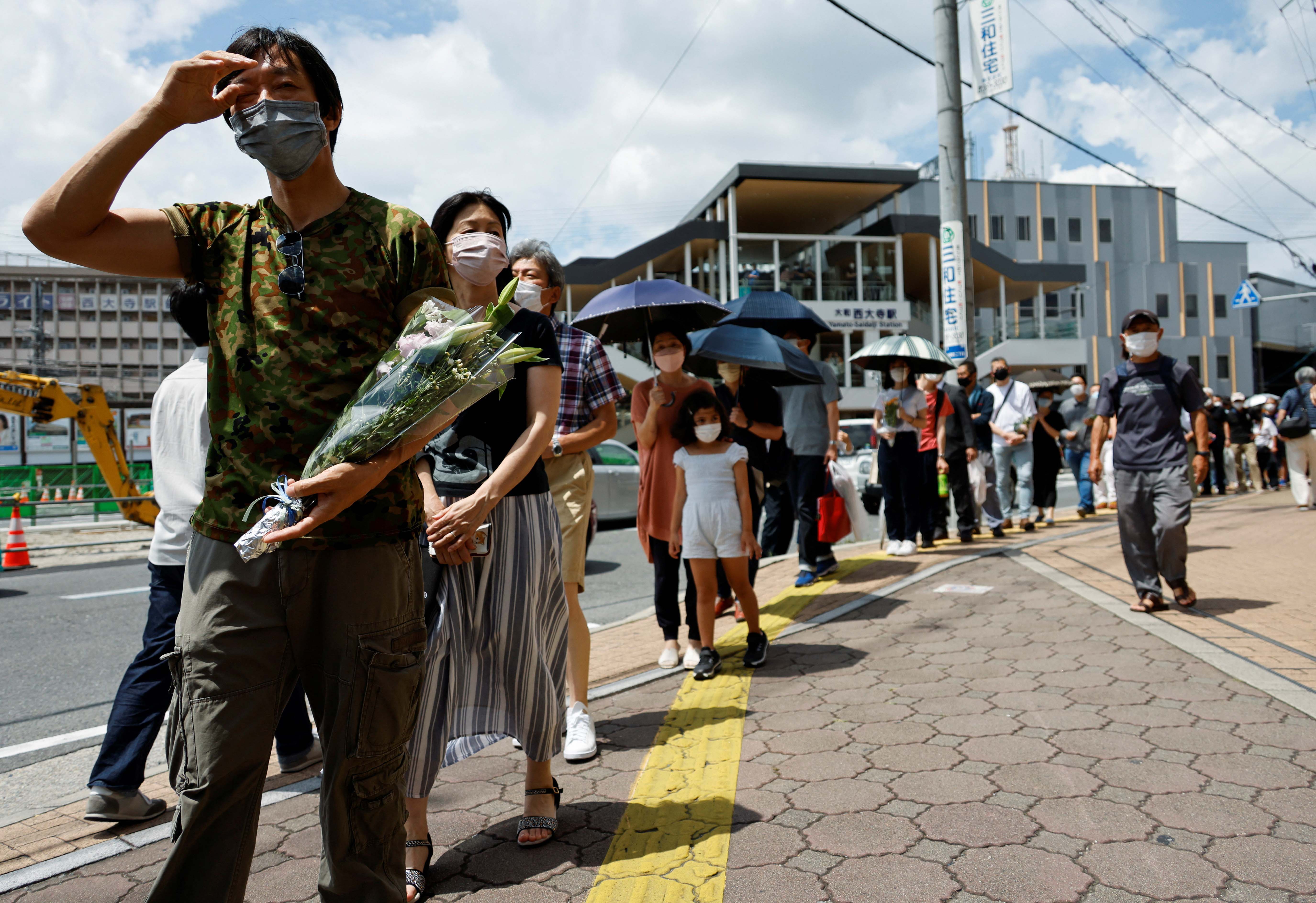 cover Japanese mourn ex-PM Shinzo Abe a day after his assassination