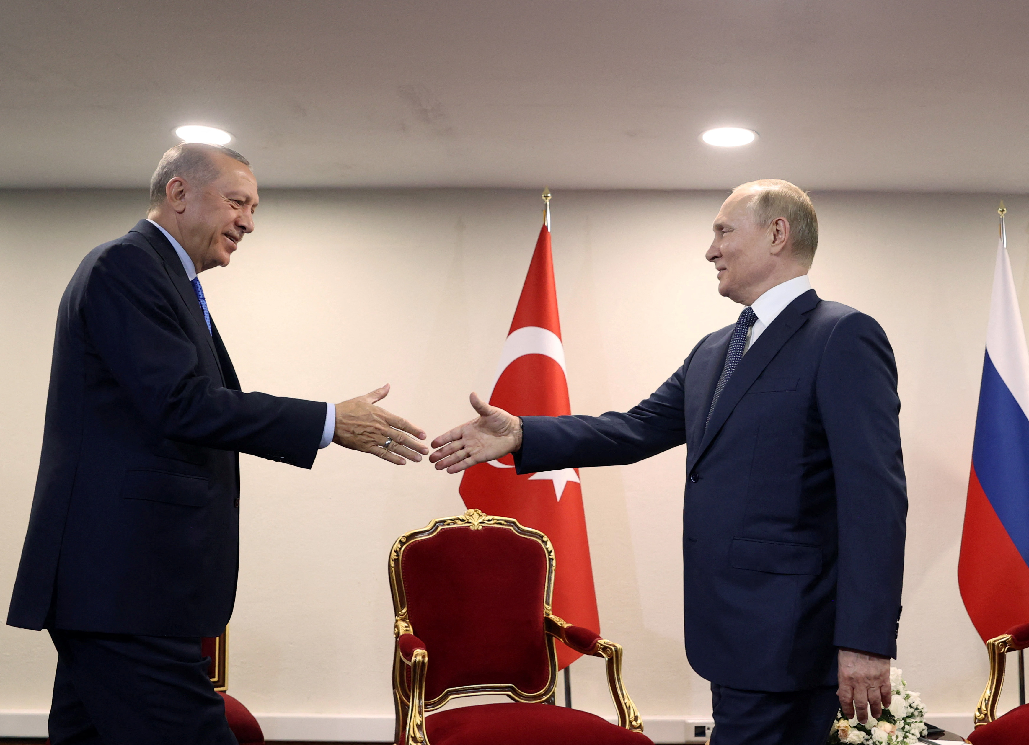 image Fidgeting Putin kept waiting for Erdogan ahead of talks (V)