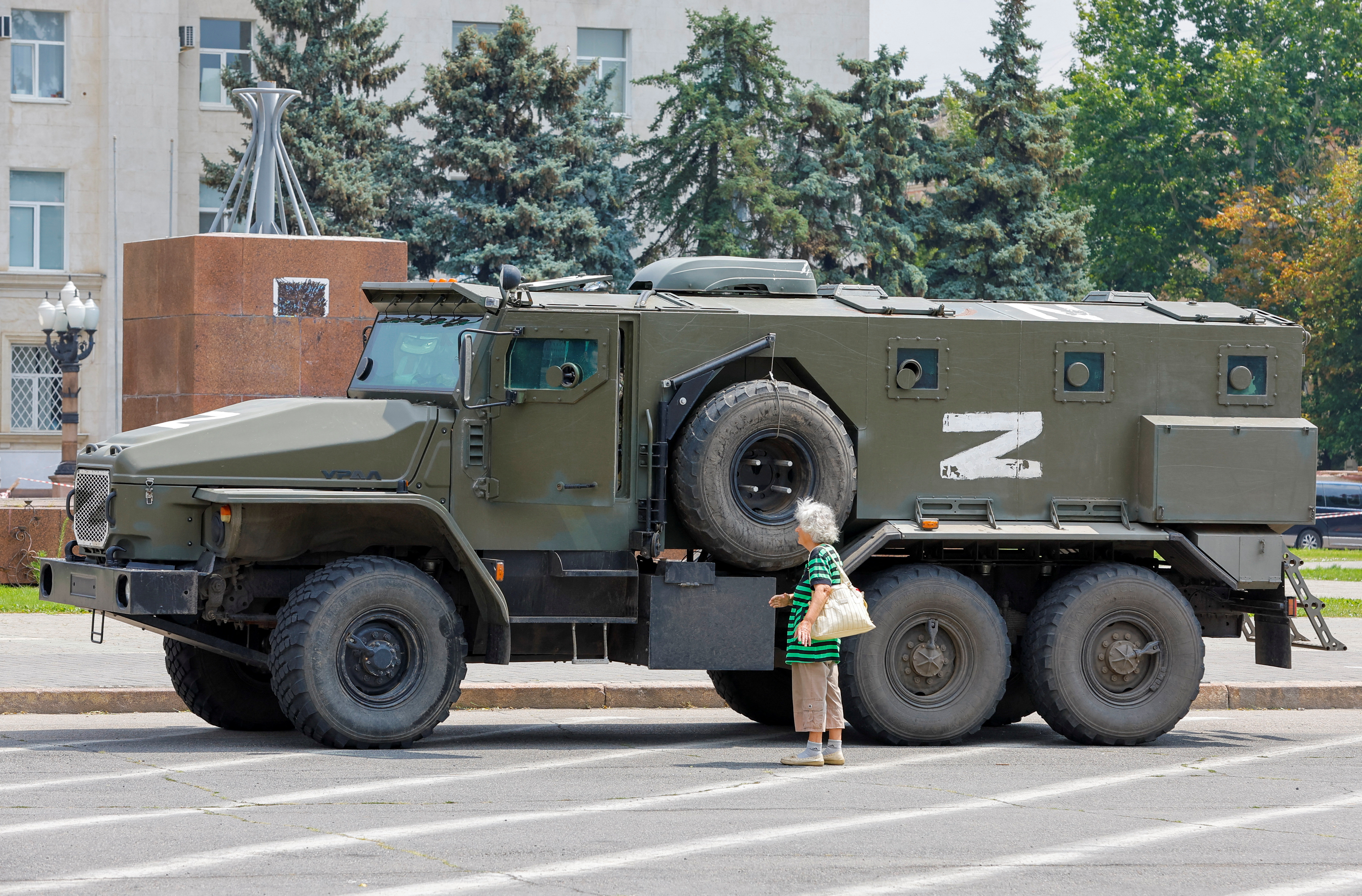 cover Ukraine steps up drive to retake Russian-controlled south with air strikes (Updated)