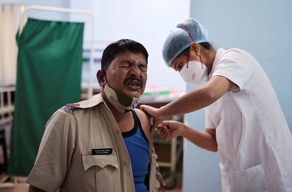 image India&#8217;s COVID vaccinations hit 2 bln, new cases at four-month high
