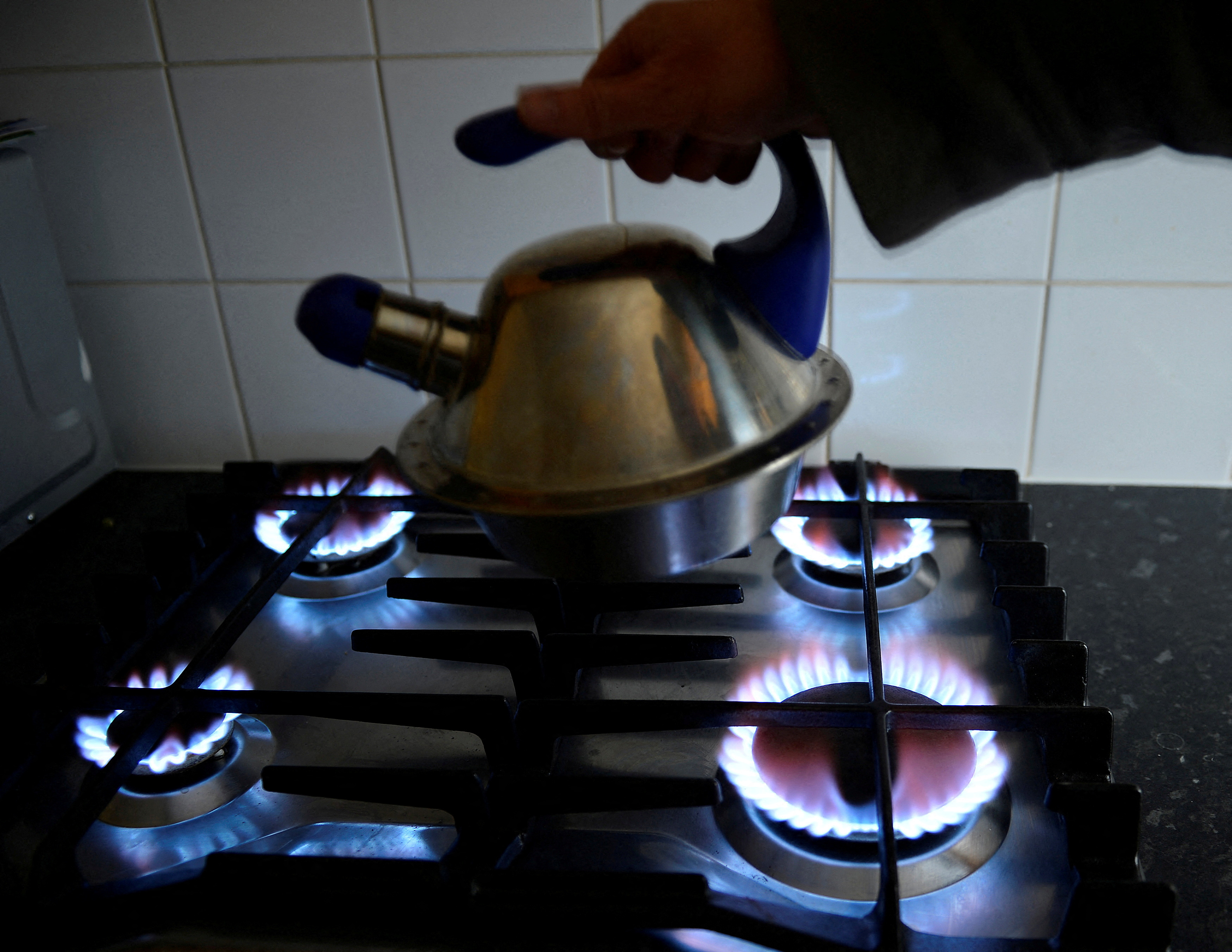 cover British household energy prices to jump 80% to £3,549 (Update 3)