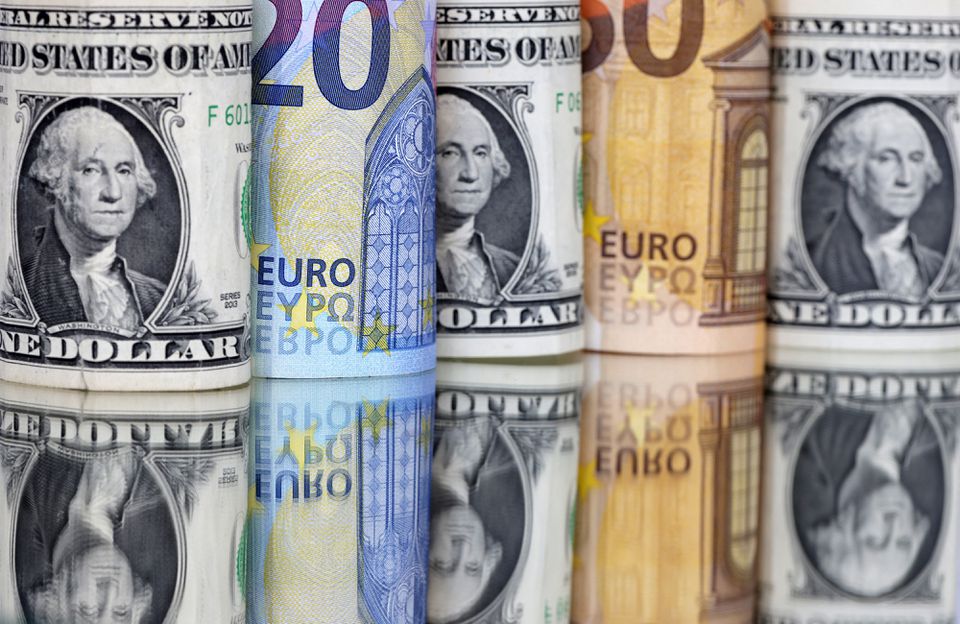 image Euro back below parity vs dollar again, gas crisis weighs