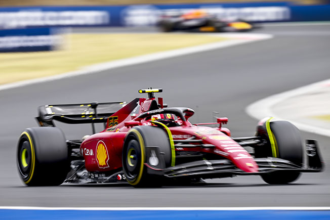 image Sainz puts Ferrari on pole in Belgium
