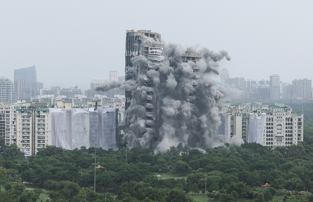 image Plumes of dust as India demolishes illegal skyscrapers