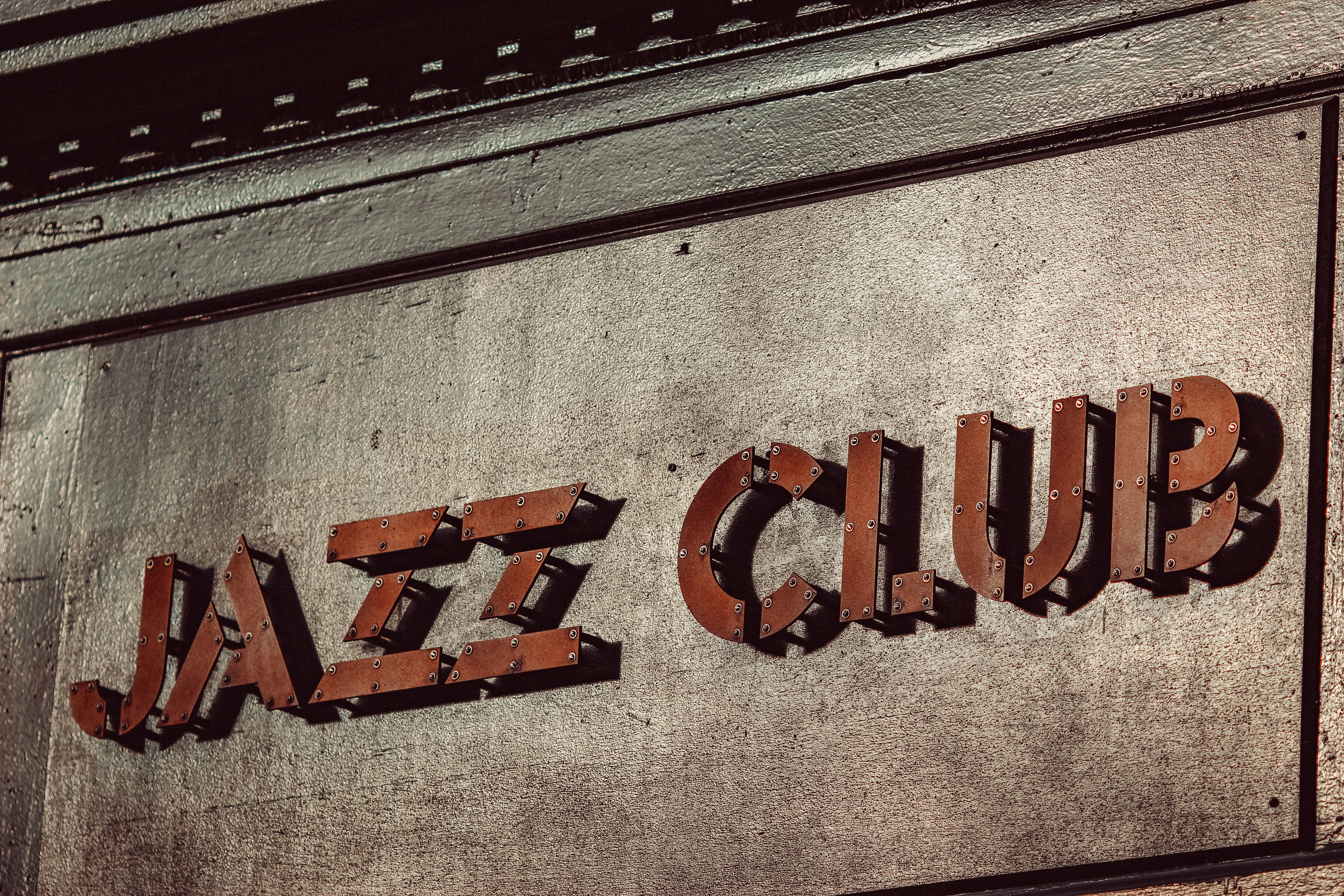 image Sarah’s Jazz Club opens for season 6