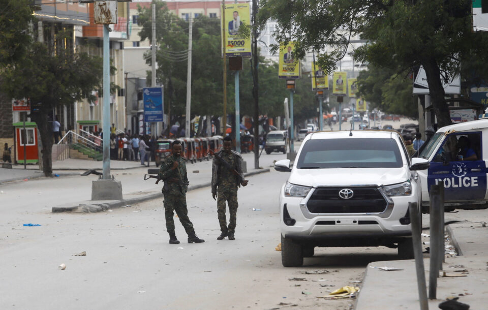unidentified attackers seize control of hotel in mogadishu