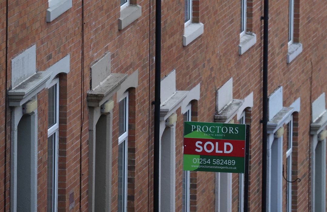 cover Confidence drains from UK housing market, RICS says