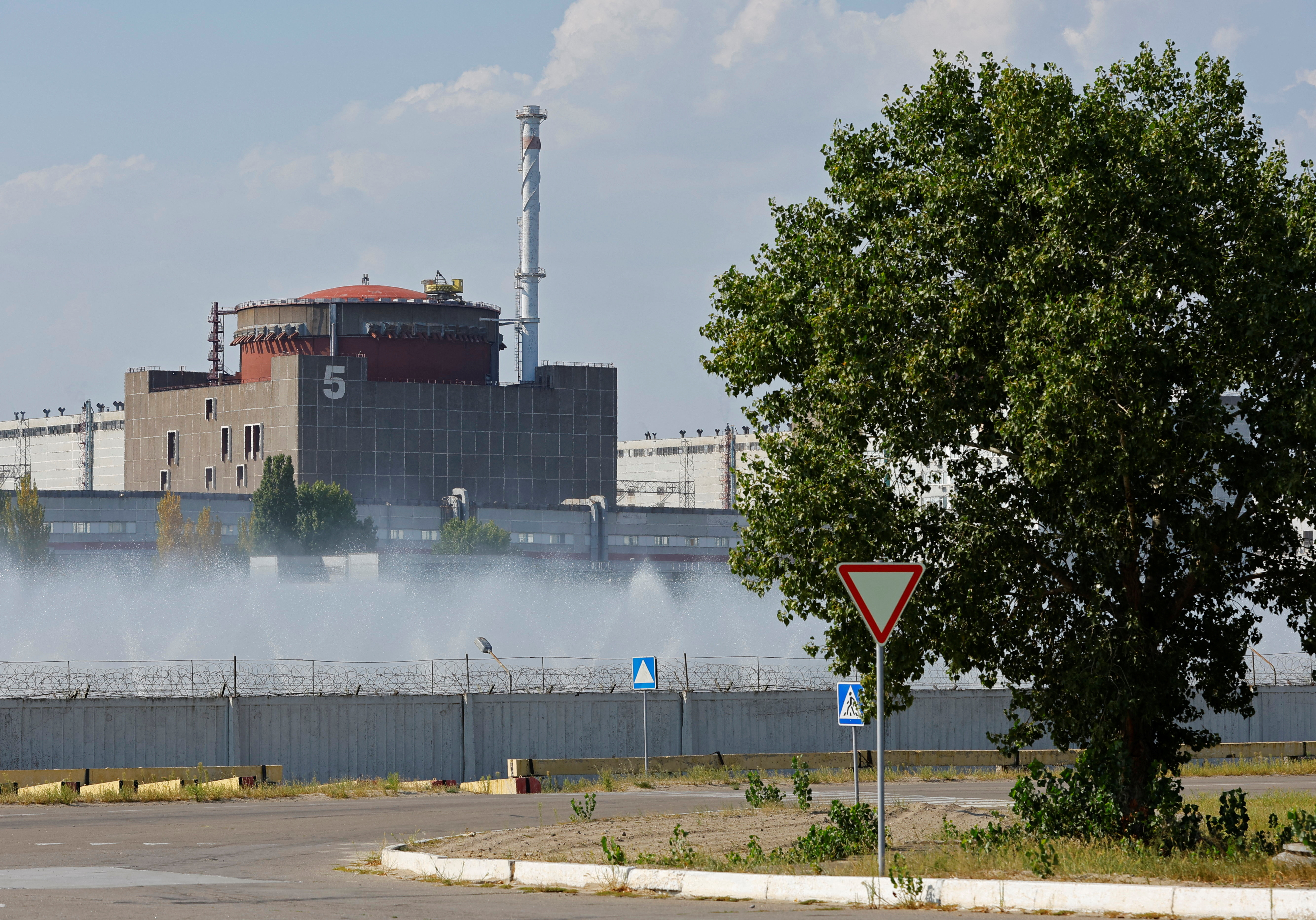 image Putin discusses Ukrainian nuclear plant with Macron