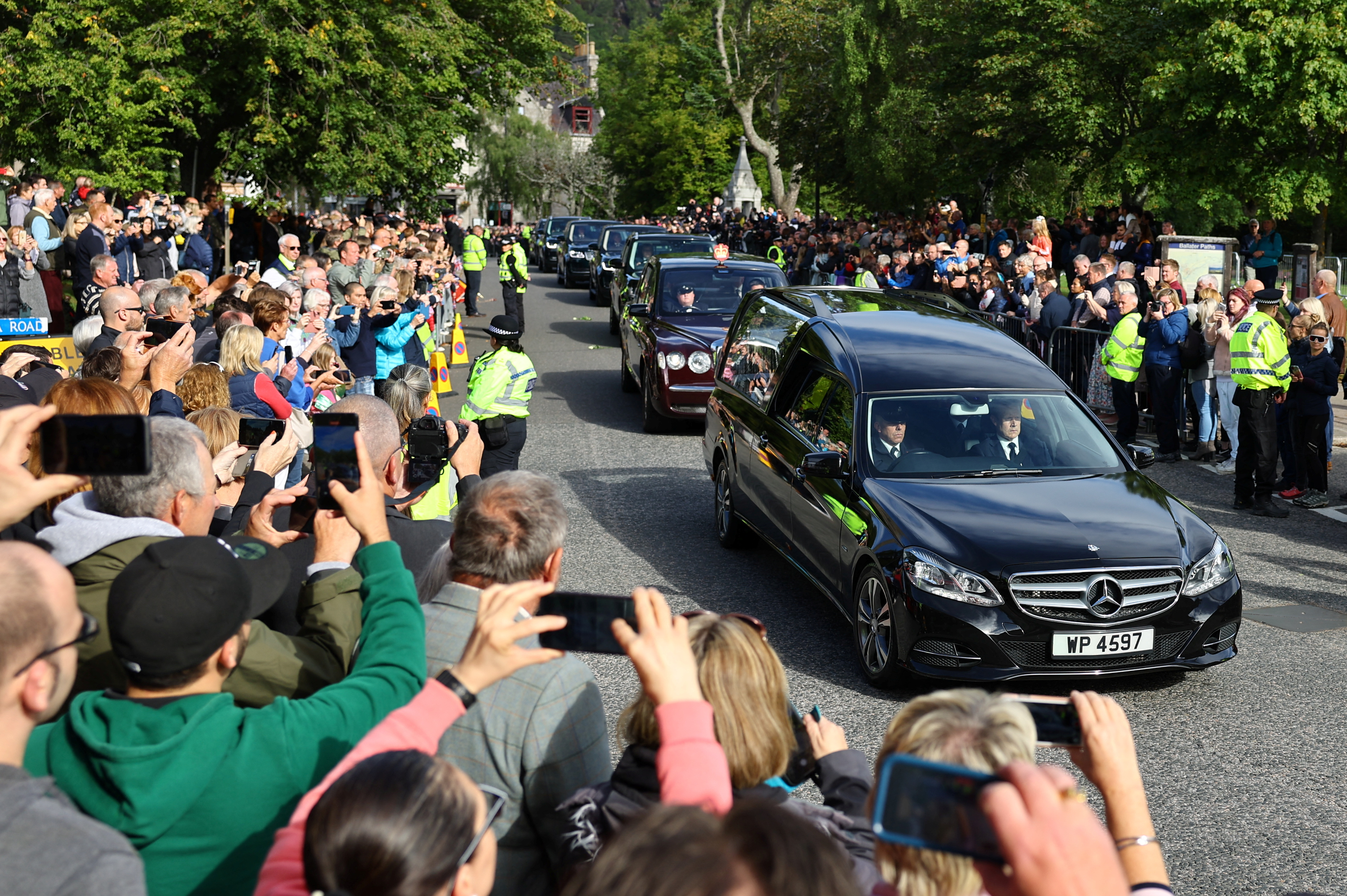 image Queen Elizabeth&#8217;s coffin travels through Scotland, mourners line streets (Update 5)