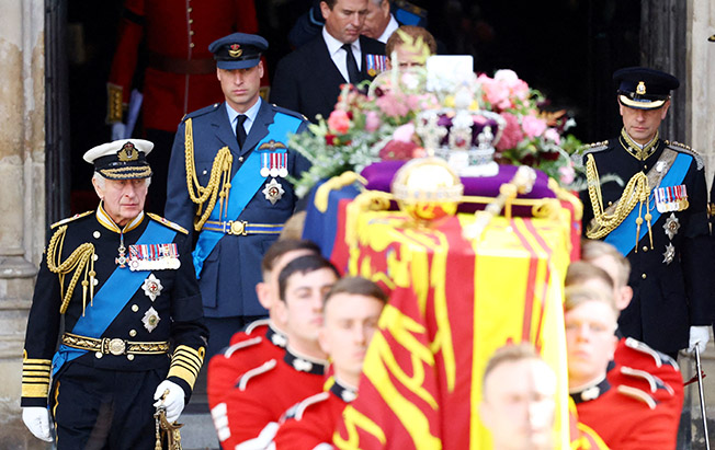 image Queen Elizabeth&#8217;s coffin lowered into vault ahead of private burial (Update)