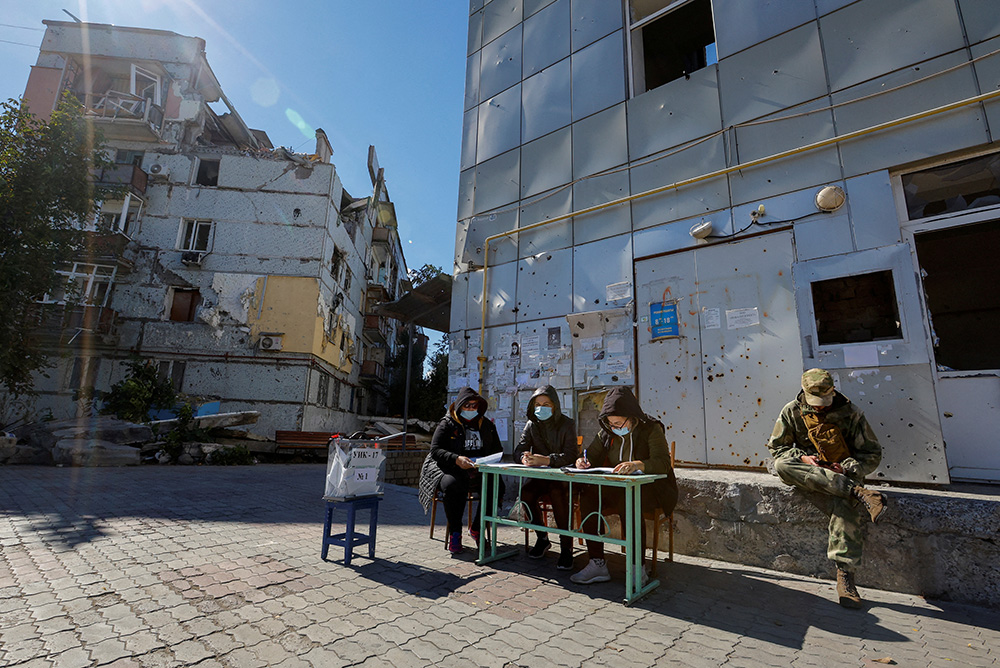 image Ukraine says referendum voting door-to-door under Russian-backed security