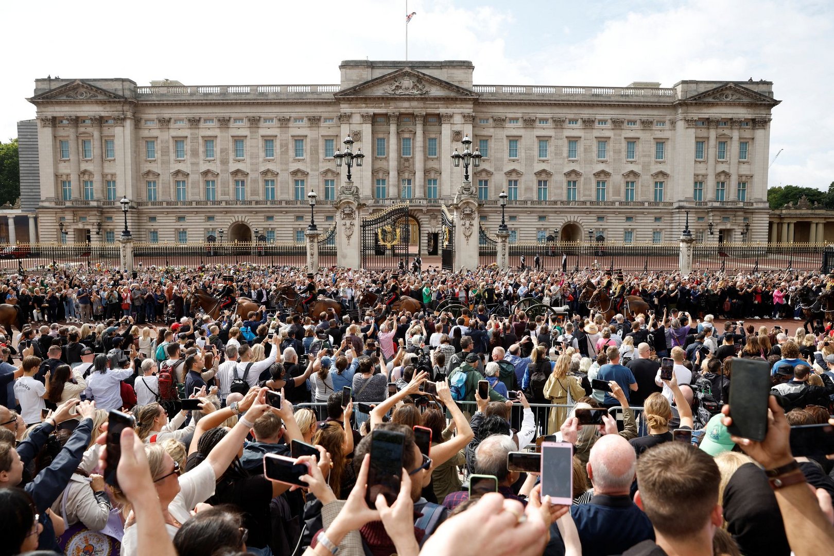 image Crowds mourn &#8216;amazing lady&#8217; Queen Elizabeth outside royal residences