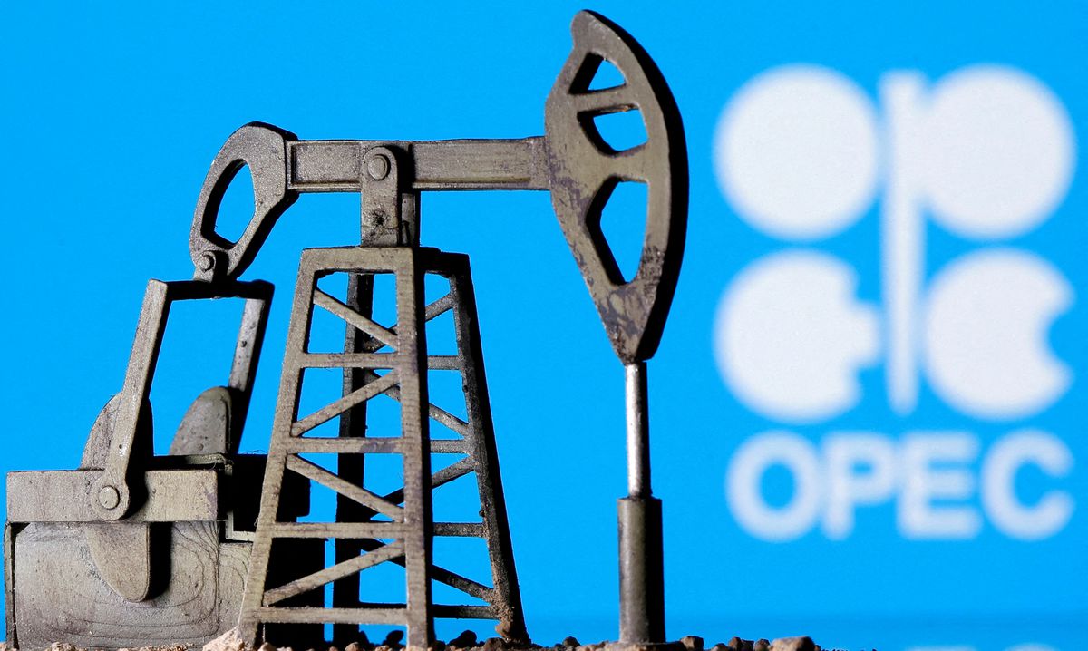 image Oil poised for weekly gain on prospect of OPEC+ output cut, weaker dollar