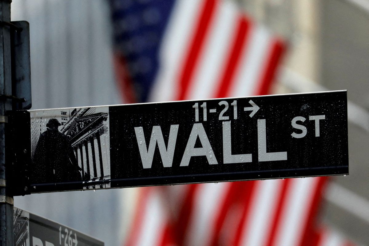 image Wall Street tumbles on rate, recession worries, bleak chipmaker outlook