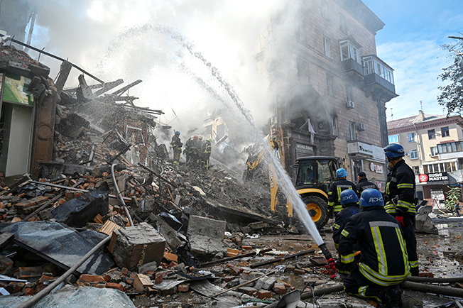 image Russian missile razes Ukraine apartment block, Putin&#8217;s generals under pressure