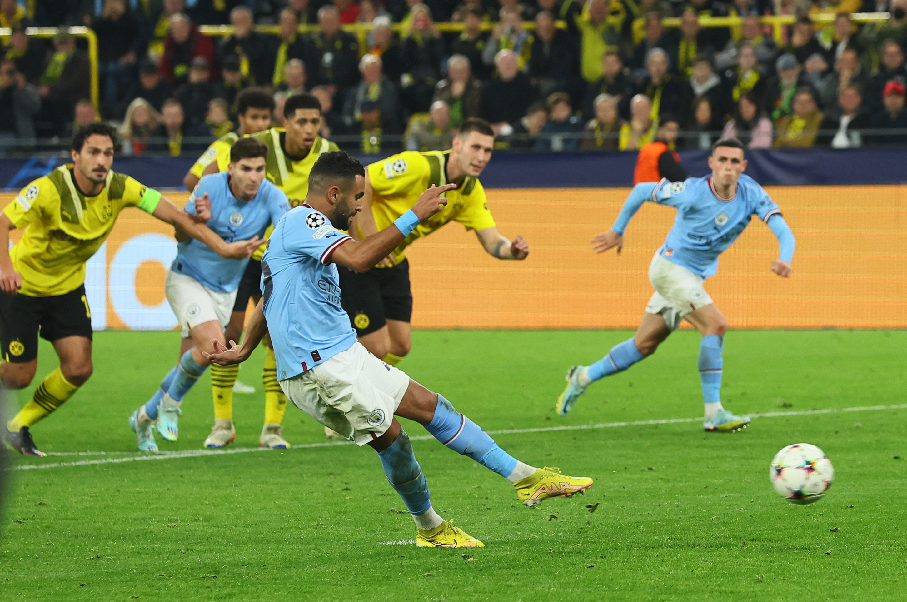 image Dortmund draw 0-0 with Manchester City to join them in knockout stage
