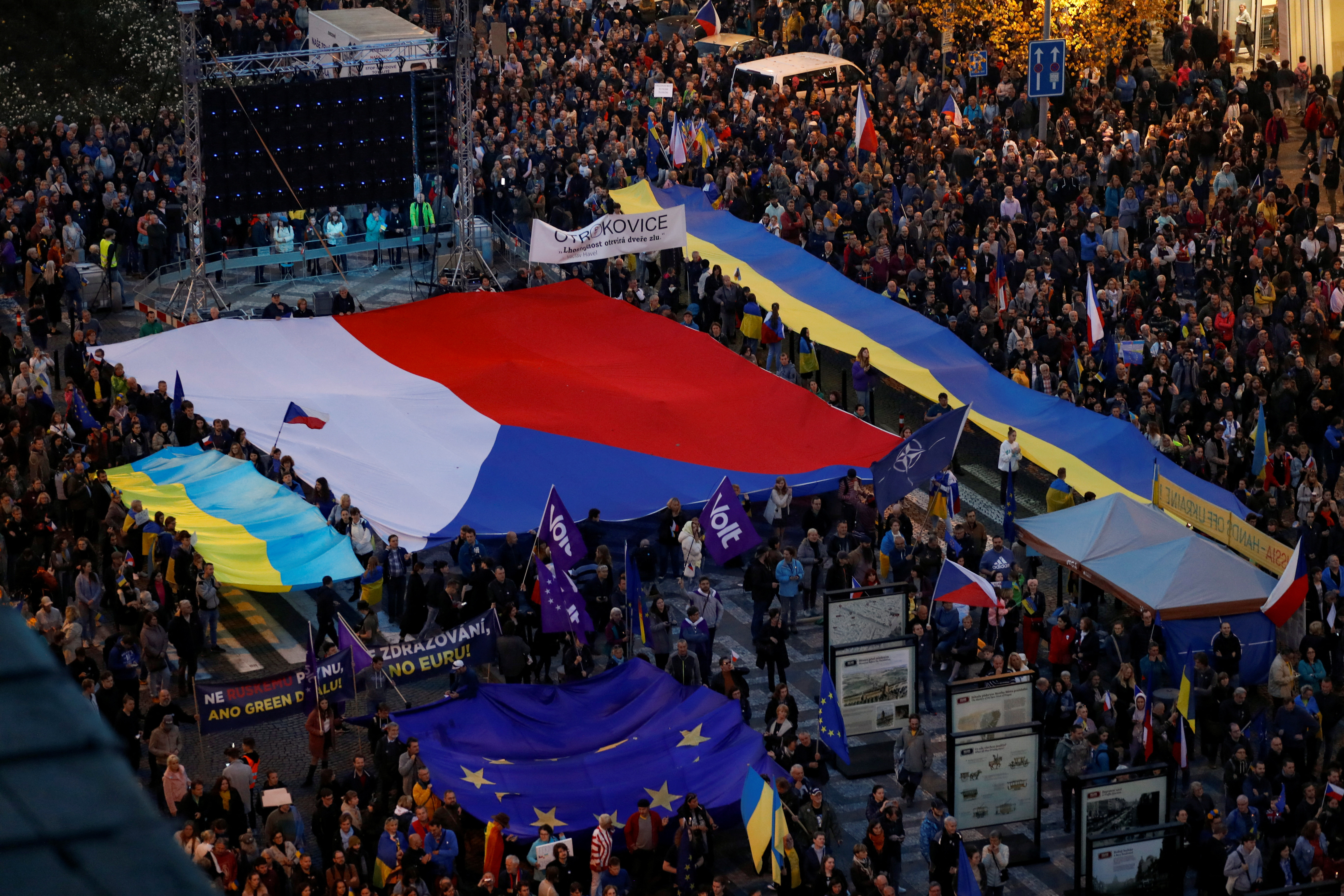 image Czechs rally against rising extremism and voice support for Ukraine