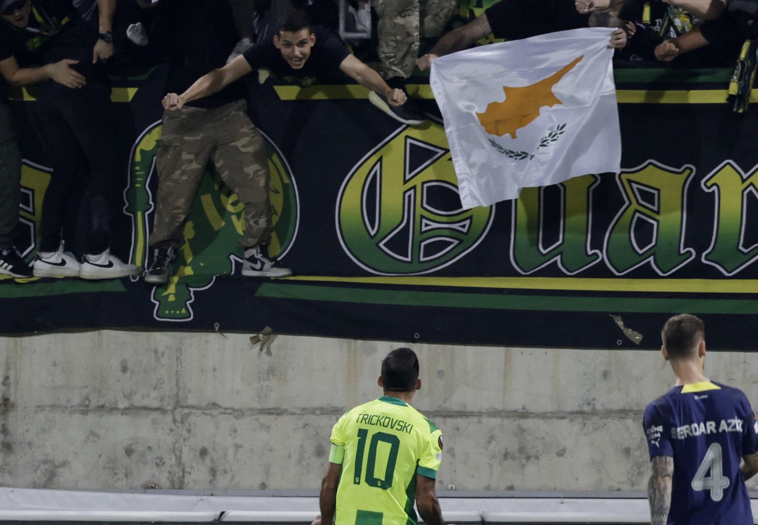 image Aek Larnaca fans attacked in Tel Aviv by Maccabi supporters (Video)