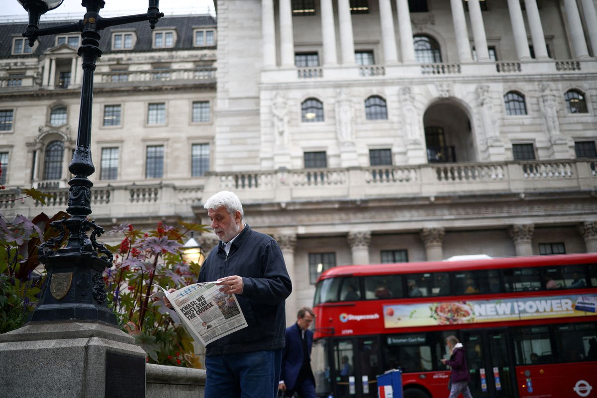 image British pension funds press BoE to extend bond buys amid cash scramble